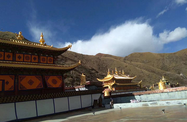 藏區(qū)寺廟外裝飾貼金