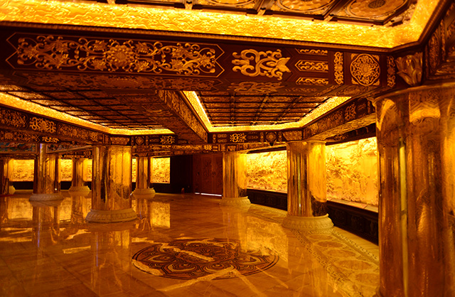 佛塔內(nèi)裝飾彩繪貼金