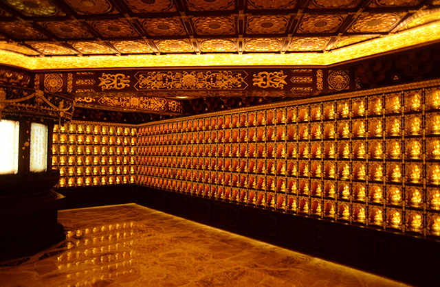 供佛堂小佛像貼金，室內(nèi)頂瀝粉彩繪